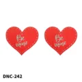 Copricapezzoli usa e getta a forma di cuore rosso con testo glitterato e cuciture decorative. - Taglia unica / Cuore Glitter Testo (DNC-242)