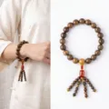 Holzperlen Armband mit Achat Quaste, traditioneller chinesischer Meditations Schmuck. - Grünes Sandelholz Handheld / Hauptperle 12mm Quastenperle 4mm