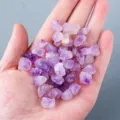 Détail en gros plan de cristaux d'améthyste bruts naturels, idéal pour l'aromathérapie. - Environ 1,5-2 cm / Amas d'améthyste 100 g