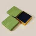 Grünes und goldenes Schmuckgeschenkbox Detailansicht mit schwarzem Innenschwamm für Ringe Ketten. - Deckel Und Boden Stil / Grüner Deckel Und Boden Box (9*9cm)