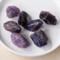 Natuurlijke ruwe amethist kristal steen cluster voor meditatie genezing en huisdecoratie. - Meerdelige Droom Amethist met Ijsbarsttextuur / Droom Amethist 2-3cm/100g