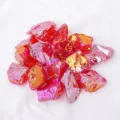Bunte rohe Kristallsteine raue Aura Quarz Cluster fuer Aroma Diffusor und Heimdeko. - Galvanisiertes Rot / 1 Stück