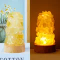 Luce notturna in ghiaia di cristallo naturale USB alimentata lampada da comodino camera. - Fluorite gialla grezza - Luce calda / Con scatola di imballaggio 8x8x12 cm