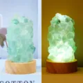 Lampada da notte in pietra di cristallo naturale con base in legno, USB alimentata. - Fluorite Verde Grezza-Luce Fredda / Con scatola di imballaggio 8x8x12 cm