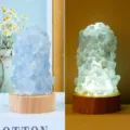 Luce Notturna in ghiaia di cristallo naturale con base in legno lampada d'atmosfera USB camera - Celestina grezza - Luce fredda / Con scatola di imballaggio 8x8x12 cm