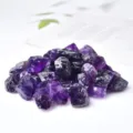 Natuurlijke ruwe paarse kristalsteen variant voor aquariumdecoratie en huisdecoratie - Bulk Gestapelde Donkerpaarse Ruwe Steen / Donker Amethist 1-2cm/100g