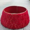 Détail de col de sapin de Noël en peluche rouge, motifs d'arbres et bordure dorée élégante. - 40*60*20cm / Petit sapin à écusson brodé (rouge)