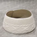 Witte gebreide kerstboomrok close-up productweergave, feestelijke vakantiebasis hoes. - Conische Stijl / Broken Wit