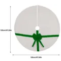 Dettaglio gonna per albero di Natale in peluche bianco con fiocco verde e dimensioni. - Fiocco verde su sfondo bianco