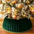 Nahaufnahme Detail des dunkelgrünen plissierten Samt Weihnachtsbaum-Manschette Sockels. - Vertikaler Rippstrick-Stil / Grün