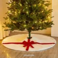 Gonna per albero di Natale in peluche bianco con fiocco rosso, decorazione base 120cm. - Bianco con fiocco rosso