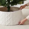 Weißer Plüsch Christbaumständer Korb, flauschige Weihnachtsbaum Rock Abdeckung für Deko. - Rautenmuster-Stil / Weiß