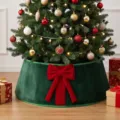 Grüner Samt Weihnachtsbaumröckchen mit großer roter Schleife Festliche Dekoration - Rote Samtschleife Stil / Grün