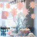 Rosa 3D Papier Schneeflocken Hängende Dekorationen Set für Weihnachtsfeier und Schaufenster. - 6-Teiliges Set / Rosa