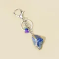 Portachiavi in pietra grezza di cristallo naturale con ciondolo blu e chiusura in argento. - Lapislazzulo