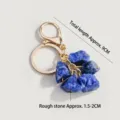 Natuurlijke blauwe getextureerde steen sleutelhanger met gouden hardware en elegante tasbedel. - Onregelmatige Ruwe Sodaliet / Lengte 9cm (Steen 1.5-2cm)