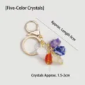 Natuurlijke kristallen steen sleutelhanger met metalen ring en vijf ruwe hangers. - Onregelmatige Ruwe Meerkleurige Kristal / Lengte 9cm (Steen 1.5-2cm)