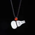 Natürliche weiße Kristall Kürbis Halskette mit rotem Achatperle und schwarzem Seil. - 白水晶(深棕绳) / Kalebasse 3x2cm Seil 60-65cm