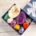 Coffret cadeau de cristaux naturels comprenant amas, géode et pierres polies en boîte. - Ensemble 01 Pierres Roulées + Améthyste + Géode