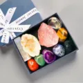 Coffret cadeau de cristaux 7 Chakras naturels avec pierres brutes pierres roulées méditation. - Ensemble 03 Pierres Sept Chakra Et Quartz Rose Et Géode Et Sélénite