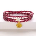 Granat Mehrfach Armband mit Jade Perle und goldenem Fu Anhänger, rote Variante. - Friedensschloss-Stil / 4mm Dreifachschleife