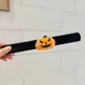 Halloween Plüsch Klapparmband mit süßem Kürbis Design, perfektes Party Accessoire Geschenk. - Kürbis
