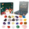 Details des Weihnachtskristall Adventskalenders mit 24 Rohedelsteinen fuer Kinder Set. - 2026 Grüner Weihnachts-Erzherz-Stil / Countdown Geschenkbox