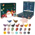 Detailansicht des Weihnachtskalenders mit Kristall-Tierfiguren und spannendem Überraschungsset. - 2026 Grüner Weihnachts-Resin-Tier-Schädel-Stil / Countdown Geschenkbox