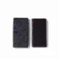 Vista detallada de pegatina magnética de shungite natural, textura de piedra negra y reverso imantado. - Shungita Rectangular aprox. 3cm (Con Imán) / Gris oscuro