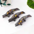 Detailaufnahme der Naturstein Kristall Krokodil Figur, geschnitztes Tierdekor für Tisch. - Vulkanstein Schnitzerei Ca. 10cm