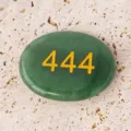 Natürlicher grüner Kristall Sorgenstein, ovale Form mit eingravierten Engelszahlen 444 Hand. - Grüner Aventurin (444)