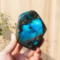 Natürlicher blauer Labradorit Kristall Edelstein Rohstein Mineralprobe Hand Haltung. - Unregelmäßig 300-350g
