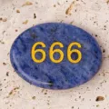 Natürlicher blauer Kristall Sorgenstein mit goldener Engelszahl 666 Handmassage Stein. - Blauer Sodalith (666)