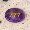 Natürlicher Amethyst Palmstein Sorgenstein Gravierte Engelszahl 777 Tasche Heilkristall Dekoration - Amethyst (777)