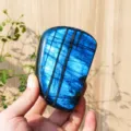 Natürlicher polierter Labradorit Kristall Handschrein mit blauem Schimmer für Dekoration. - Unregelmäßig 400-450g