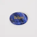Natürlicher blauer Sodalith Sorgenstein mit graviertem Believe Text Handmassage - Glauben - Blauer Sodalith
