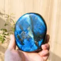 Natürlicher Labradorit Handschmeichler mit starkem blauem Schimmer Kristall Mineral - Unregelmäßig 650-700g