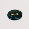 Natürlicher Moosachat Sorgenstein ovaler Handstein mit goldener Wealth Gravur deko - Reichtum - Moosachat