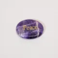 Natürlicher Amethyst Sorgenstein Ovale Handfläche Stein mit Peace Gravur und Maßen - Frieden - Traum-Amethyst