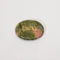Unakite Sorgenstein, ovaler Handstein mit Glück Inschrift, Naturkristall Taschenstein Deko. - Glück - Unakit