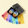 Natürliche Kristall Chakra Daumen Sorgensteine im Geschenkset mit Karten für Yoga Meditation. - Oval Und Wassertropfen Kombi Set