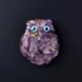 Aimant de réfrigérateur hibou en cristal violet avec feuille d'or, résine et pierre. - Hibou / chouette / Améthyste