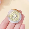 Natürlicher Achat Magnetkühlschrankmagnet mit goldenem Mandala und heiligem Symbol. - Stil 02