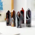 Tour de Cristal en Agate Noire et Rouge Polie Pierre Précieuse Décoration Maison - Env. 6-7cm