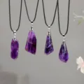Natürlicher Amethyst unregelmäßiger Kristall Anhänger Halskette schwarze Kordel. - Irregulärer Amethyst Melonen-Samen-Verschluss Anhänger / Mit Lederkordel