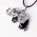 Silberfarbene Elefant Anhänger Halskette mit glitzernden Strasssteinen und schwarzer Kette. - Schwarz