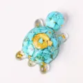 Tartaruga in resina turchese ornamento artigianale con pietre frantumate e foglia d'oro per tavolo. - Turchese blu