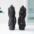Ornamento di pilastro intagliato a drago in pietra nera, decoro feng shui in shungite naturale - Dragone orientale / Grande: 19x4.5cm