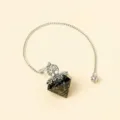 Kristall Diamant geformte Pendel Halskette mit Lebensbaum Design in schwarzem Harz Stein. - Schneeflocken-Obsidian