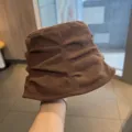 Cappello da pescatore in velluto a coste marrone da donna, design plisse vintage, inverno. - Stile Secchiello / Caffè